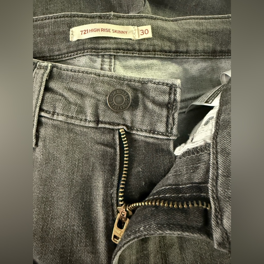 Levi’s 721 High Rise Skinny 🐦⬛ - Picture 6 of 8